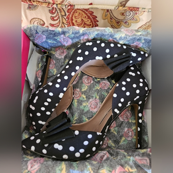 Betsey Johnson Polkadot Pumps - Picture 3 of 12